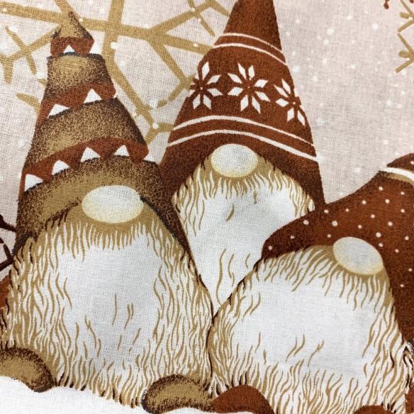 Bavlnená látka - Vianoční trpaslíci a snehové vločky béžová